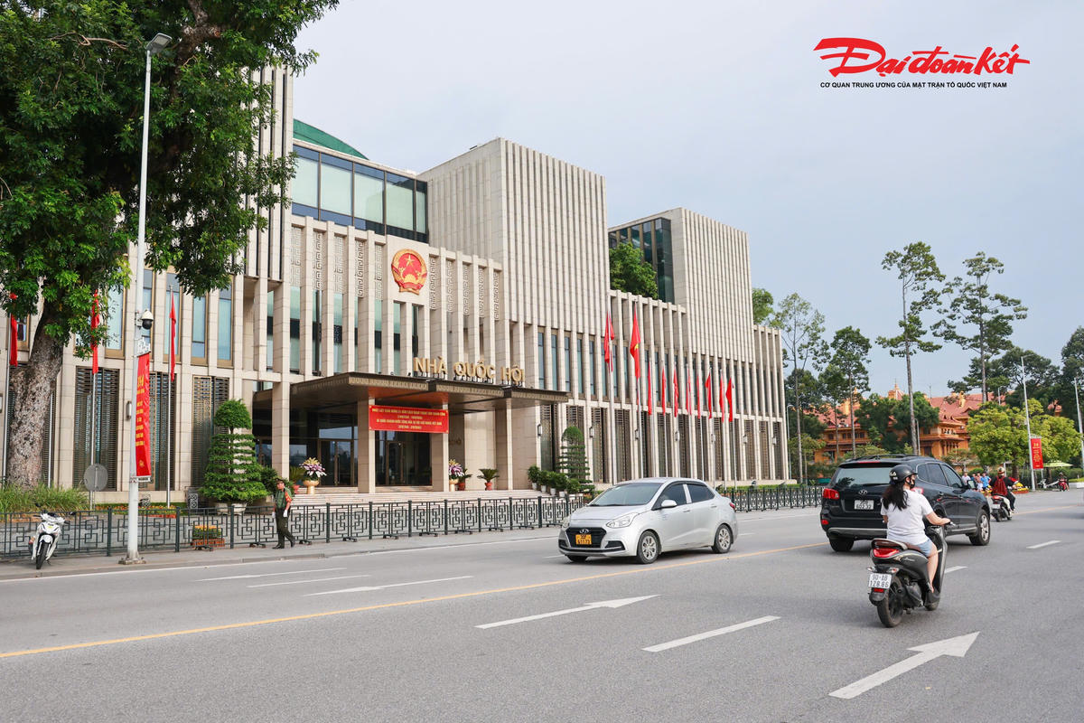 Những tuyến phố khu vực trung tâm được trang hoàng rực rỡ chào mừng 81 năm Cách mạng tháng Tám thành công và Quốc khánh 2/9