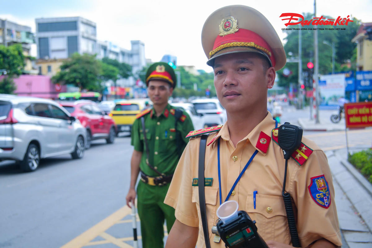 Cùng thời điểm, trên trục Nguyễn Chí Thanh, Đội CSGT đường bộ số 3 cũng triển khai tổ công tác kiểm soát chuyên đề nồng độ cồn.