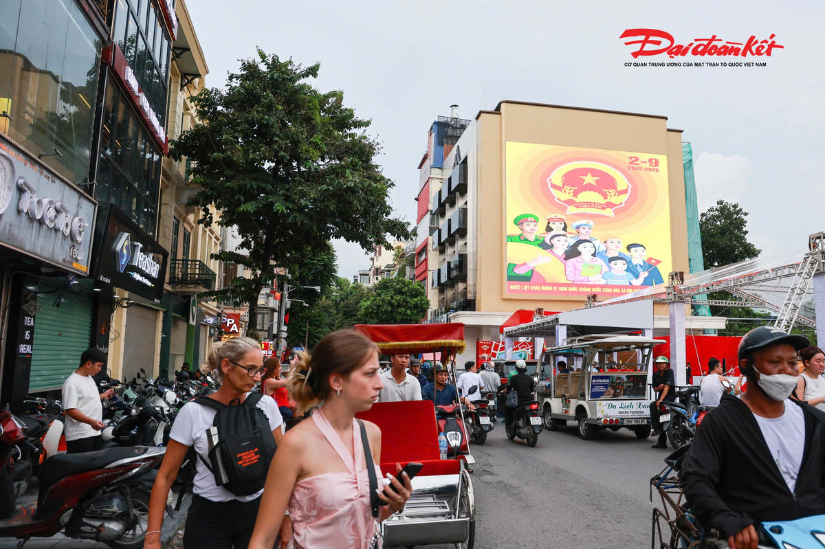 Những tấm pano, khẩu hiệu tuyên truyền cỡ lớn được bố trí tại nhiều khu vực tuyến phố trung tâm của Hà Nội