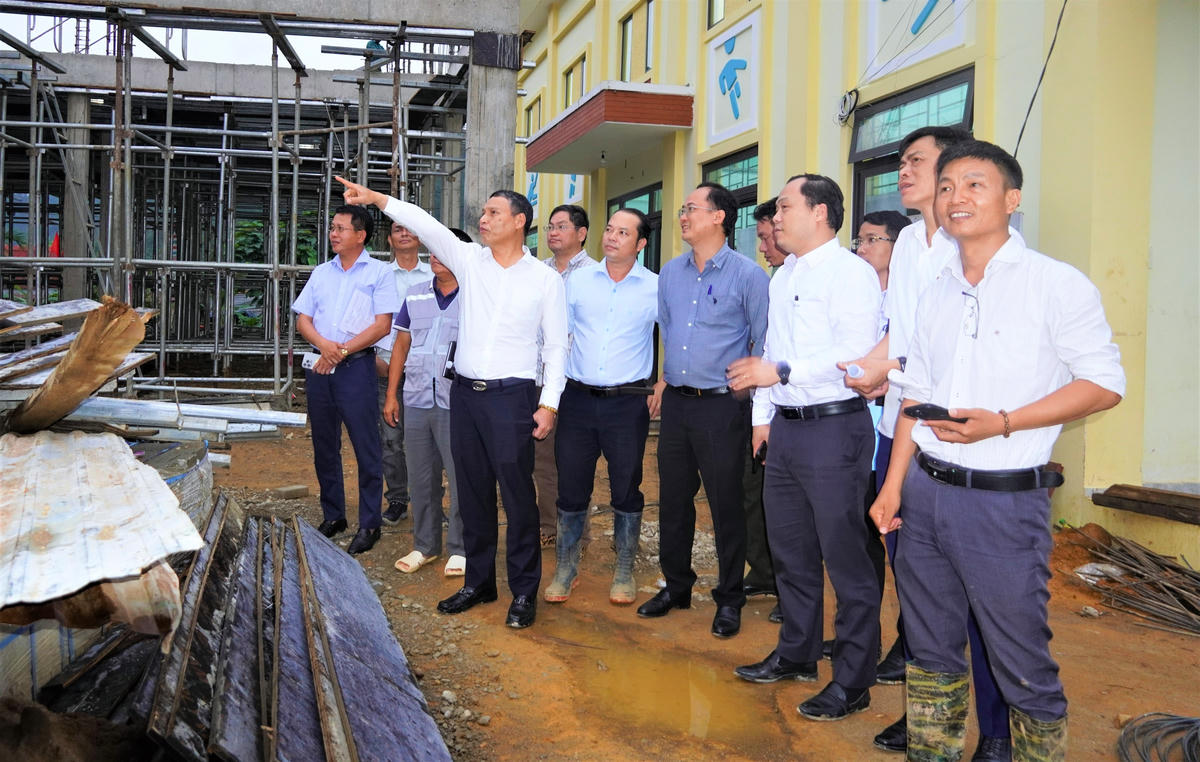 Ông Hồ Kỳ Minh - Phó Chủ tịch Thường trực UBND TP Đà Nẵng kiểm tra dự án Trường PTNT TT-THCS A Vương.&nbsp;&nbsp;