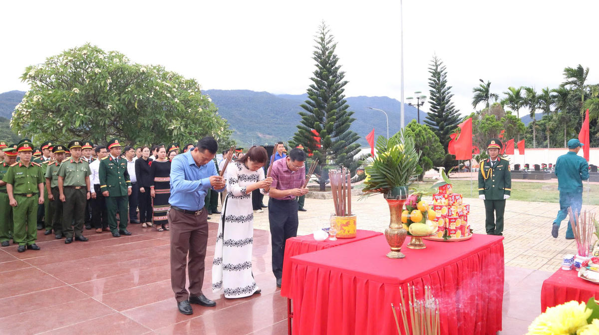 Các đại biểu và nhân dân dâng hương tưởng nhớ những người con đã anh dũng hy sinh vì độc lập, tự do của Tổ quốc. Ảnh: Phan Tuân.