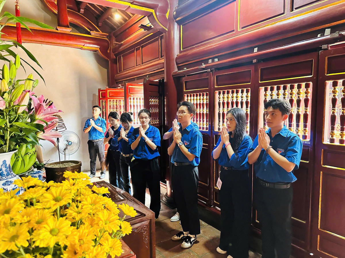 Các đoàn viên thanh niên tổ chức đi theo nhóm với trang phục áo xanh tình nguyện thắp hương trong điện Kính Thiên. Ảnh: TD.