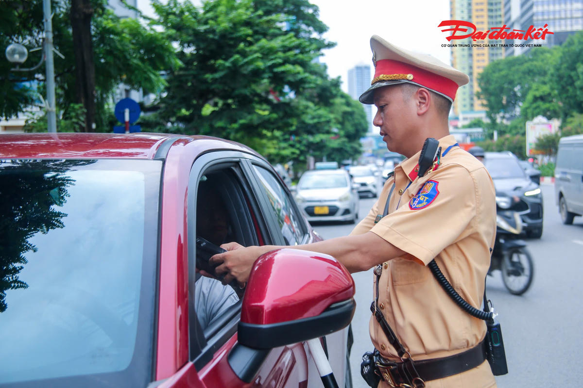 Đáng chú ý, qua kiểm tra hàng trăm lượt phương tiện, tổ công tác không ghi nhận trường hợp người điều khiển ô tô vi phạm nồng độ cồn. Kết quả này cho thấy ý thức chấp hành quy định "đã uống rượu, bia - không lái xe" của nhiều người điều khiển ô tô đã có chuyển biến tích cực.