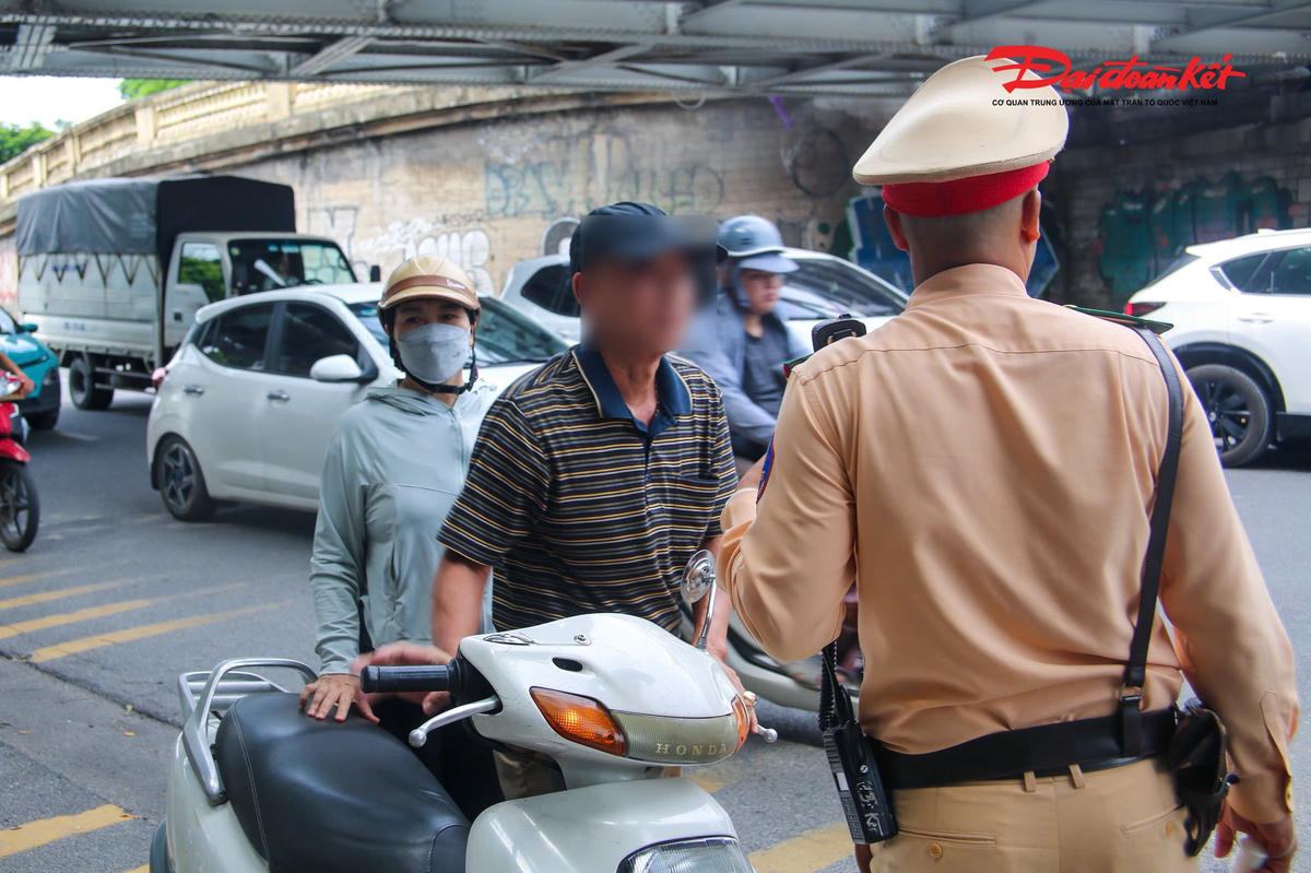 Đại diện Đội CSGT đường bộ số 1 cho biết, địa bàn trung tâm thành phố tập trung đông người dân, du khách và các hoạt động vui chơi, tham quan trong dịp nghỉ lễ. Do đó, đơn vị đã chủ động xây dựng phương án, bố trí lực lượng tuần tra, kiểm soát khép kín địa bàn, kiên quyết xử lý vi phạm trên tinh thần "không có vùng cấm, không có ngoại lệ".