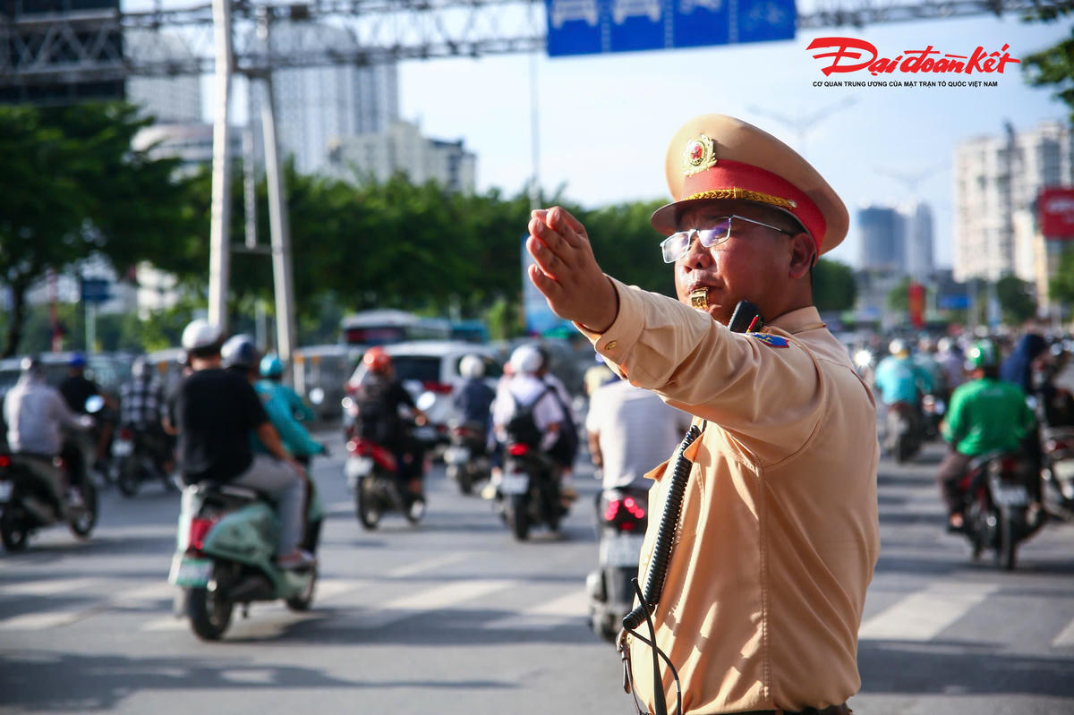 Dưới cái nóng oi nồng, việc đứng nhiều giờ giữa mặt đường không hề dễ dàng. Mồ hôi thấm qua lớp trang phục, khói bụi và tiếng động cơ liên tục bao quanh, song các cán bộ, chiến sĩ vẫn phải duy trì sự tập trung để kịp thời xử lý những tình huống phát sinh.