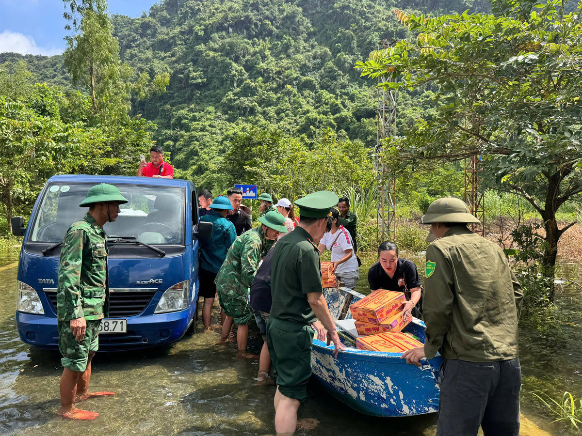 Do ngập lụt nên việc vận chuyển nhu yếu phẩm thiết yếu phải sử dụng xuồng. Ảnh: NK.