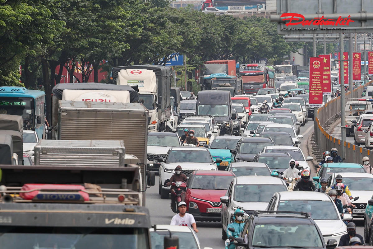 Theo ghi nhận, trong buổi sáng ngày đầu kỳ nghỉ lễ, tình trạng ùn ứ chủ yếu xảy ra cục bộ tại một số nút giao và tuyến đường cửa ngõ. Các phương tiện vẫn có thể di chuyển.