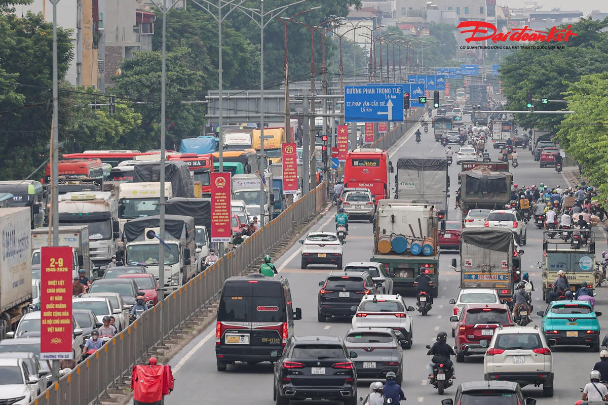 Tại khu vực cửa ngõ phía Nam Thủ đô lượng xe khách và phương tiện cá nhân tăng rõ rệt. Một số thời điểm, dòng xe di chuyển chậm, xuất hiện ùn ứ cục bộ, song tình trạng này nhanh chóng được giải tỏa.