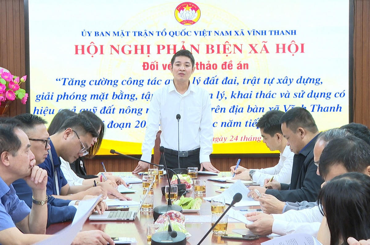 Ông Thịnh Vinh, Ủy viên Ban Thường vụ Đảng ủy, Chủ tịch Ủy ban MTTQ Việt Nam xã Vĩnh Thanh chỉ đạo tại hội nghị phản biện xã hội của địa phương. Ảnh: PV