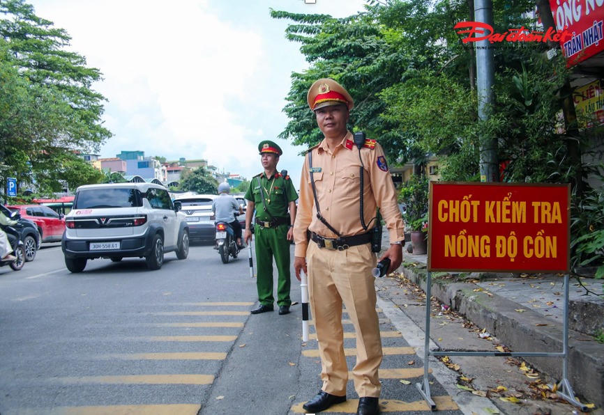 Trưa 29/8, tại khu vực trung tâm thành phố, Đội CSGT đường bộ số 1 chủ trì, phối hợp với Công an phường Hoàn Kiếm triển khai các tổ công tác cắm chốt và tuần tra lưu động trên tuyến Trần Nhật Duật cùng các địa bàn giáp ranh.