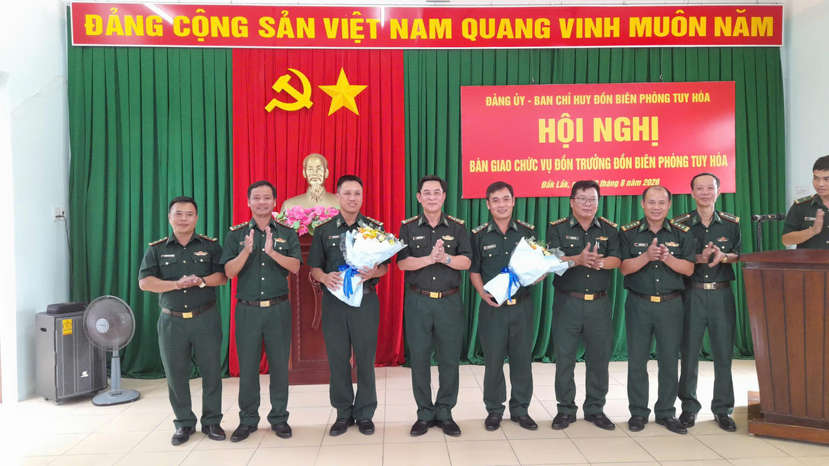 Thủ trưởng Ban Chỉ huy Bộ đội Biên phòng và các đơn vị chúc mừng 2 đồng chí. Ảnh: Xuân Điền.