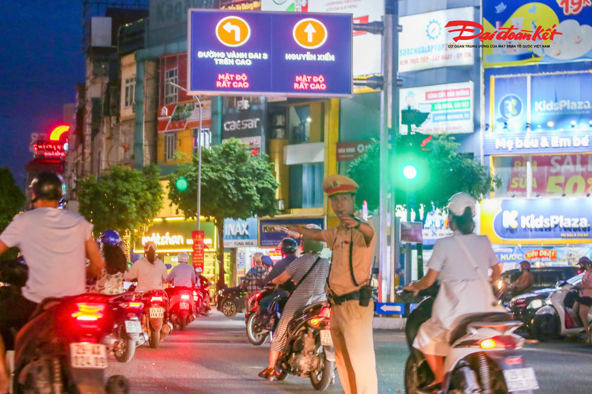 Ở cửa ngõ phía Tây Nam, áp lực giao thông dồn về nút Khuất Duy Tiến - Nguyễn Trãi. Tại đây, cán bộ, chiến sĩ Đội CSGT đường bộ số 7 liên tục di chuyển giữa giao lộ, sử dụng còi và gậy chỉ huy để điều tiết phương tiện.