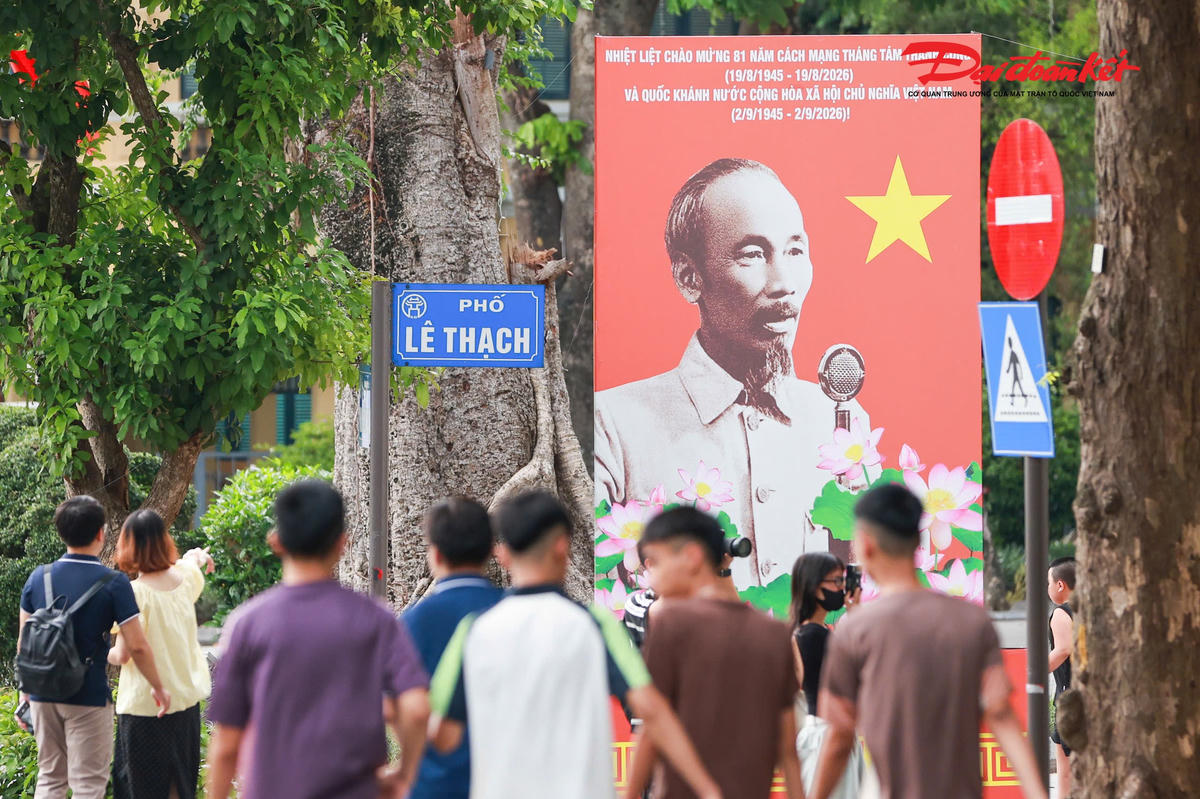 Khu vực phố Lê Thạch thu hút đông đảo người dân, du khách trong dịp nghỉ lễ Quốc khánh 2/9