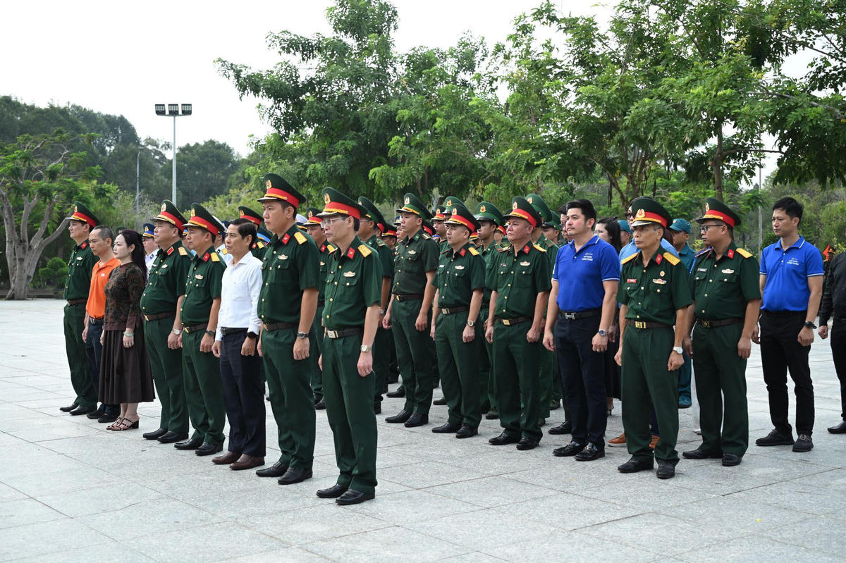 Sáng ngày 28/8, đoàn đại biểu đã viếng thăm, dâng hoa, dâng hương tưởng nhớ các anh hùng liệt sĩ và đồng bào yêu nước đã hy sinh tại Nghĩa trang Hàng Dương (Côn Đảo). Ảnh: Hoàng Khánh.