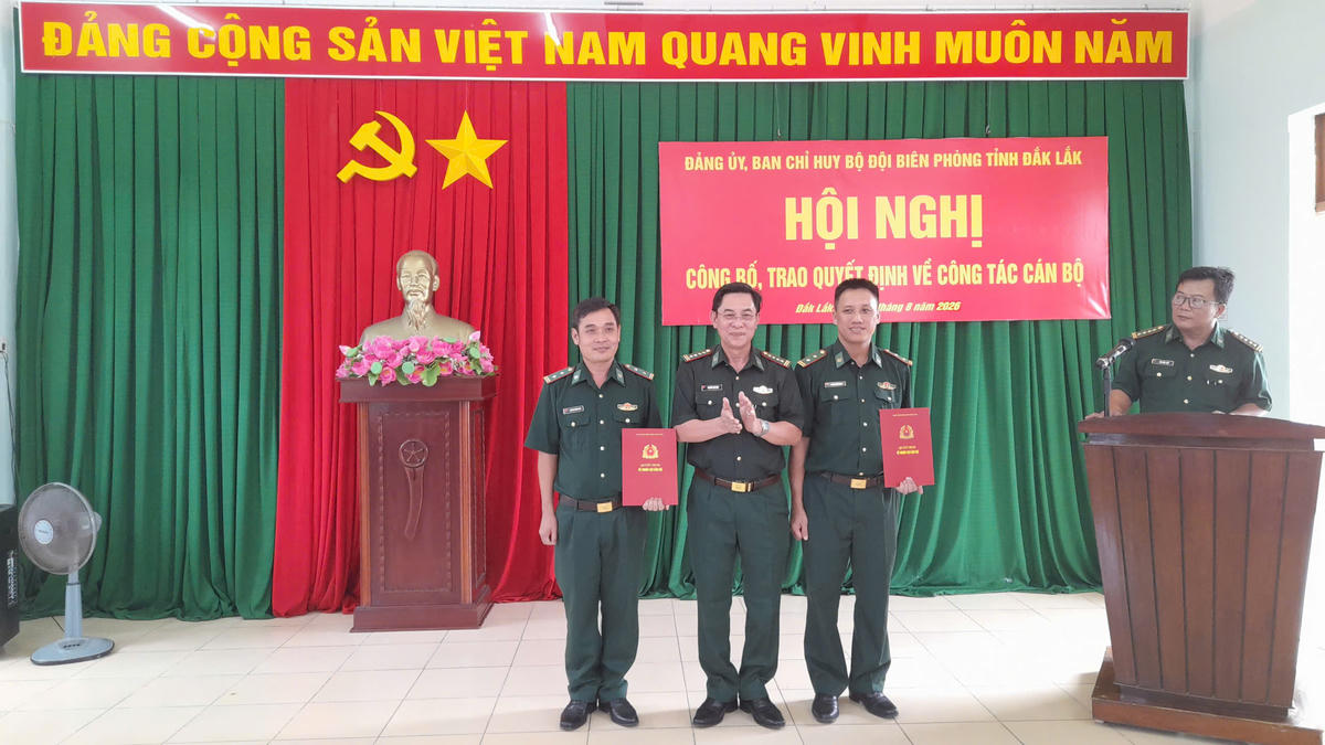Thừa ủy quyền của Bộ Tư lệnh Bộ đội Biên phòng, Đại tá Nguyễn Văn Lĩnh trao quyết định cho 2 đồng chí. Ảnh: Xuân Điền.