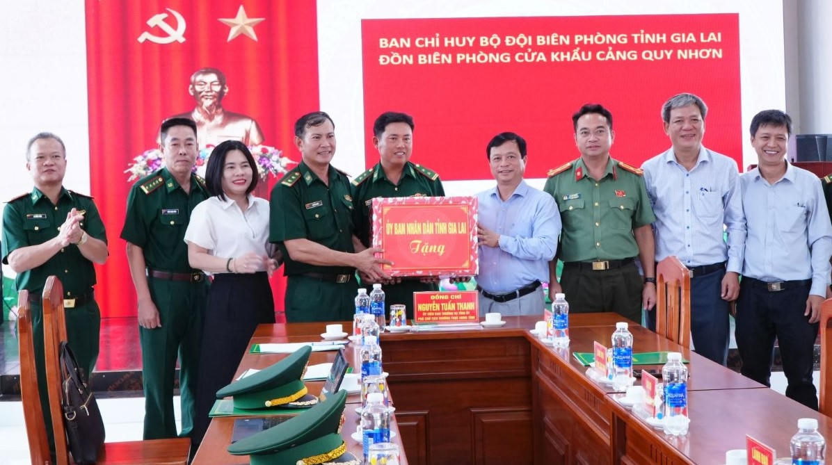 Phó Chủ tịch Thường trực UBND tỉnh Nguyễn Tuấn Thanh (thứ 5 từ phải sang) thăm, tặng quà Đồn Biên phòng Cửa khẩu cảng Quy Nhơn. Ảnh: ĐS.