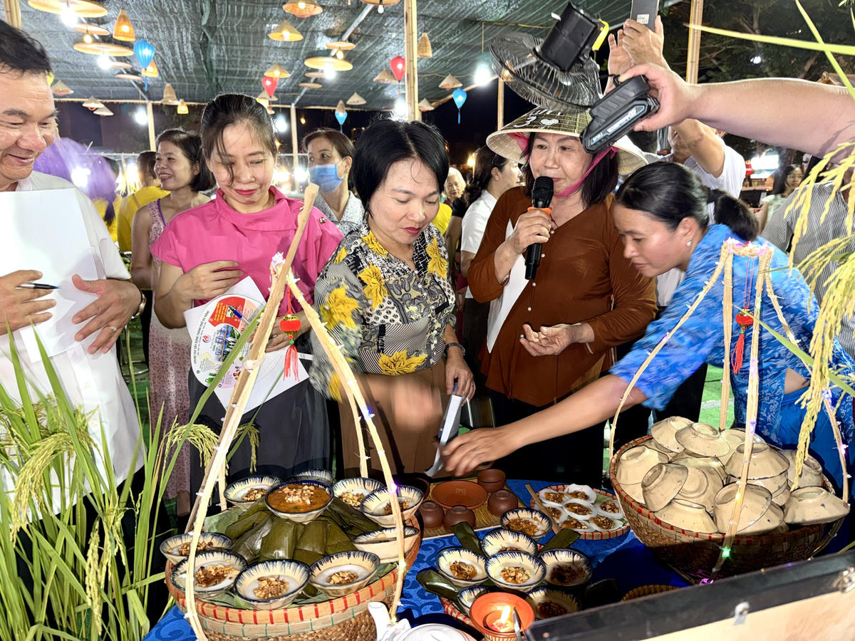 Hấp dẫn “Đấu trường bánh bèo” tại “Chợ phiên Làng trong phố”