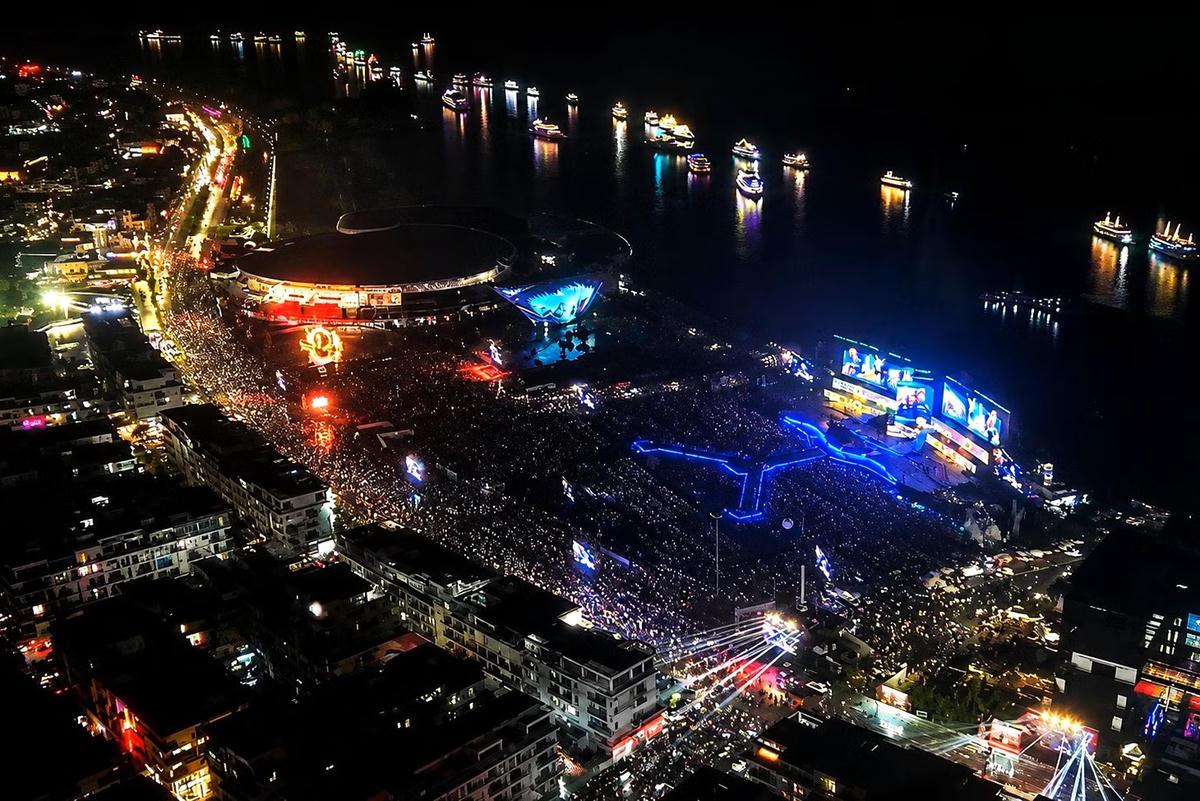 Concert “Quảng Ninh – Thành phố rạng rỡ tương lai” là một trong những sự kiện điểm nhấn của chuỗi sự kiện chào mừng Quảng Ninh trở thành thành phố và kỷ niệm 81 năm Cách mạng Tháng Tám, Quốc khánh nước Cộng hòa xã hội chủ nghĩa Việt Nam 2/9 (1945-2026). Chương trình có quy mô 100.000 đại biểu, nhân dân, du khách tham dự trực tiếp và thu hút sự quan tâm theo dõi của hàng vạn khán giả từ xa. Ảnh: QMG