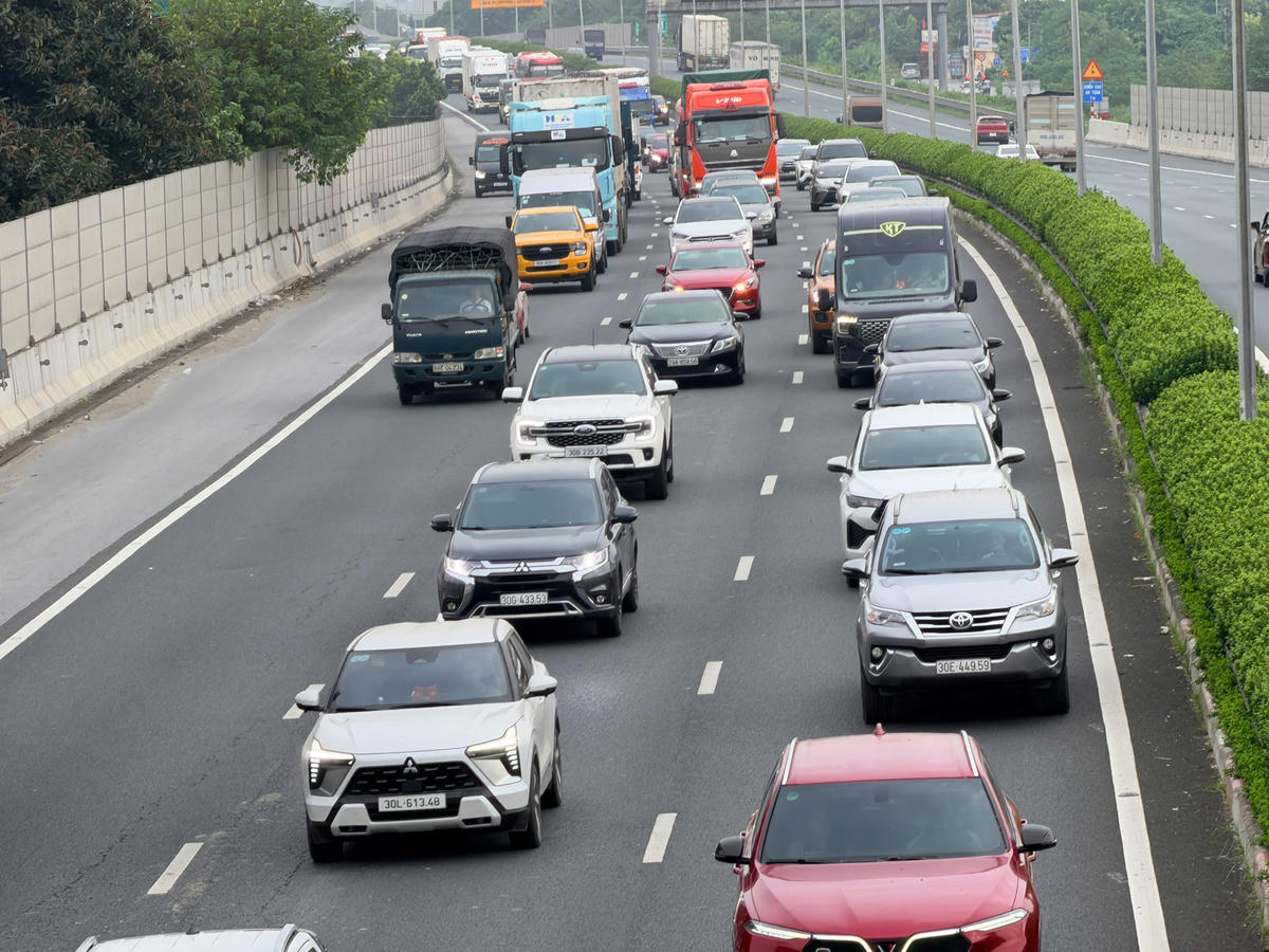 Hà Nội ngày đầu nghỉ lễ 2/9: Bến xe, nhà ga tăng khách, Cảng Hàng không Nội Bài thông thoáng