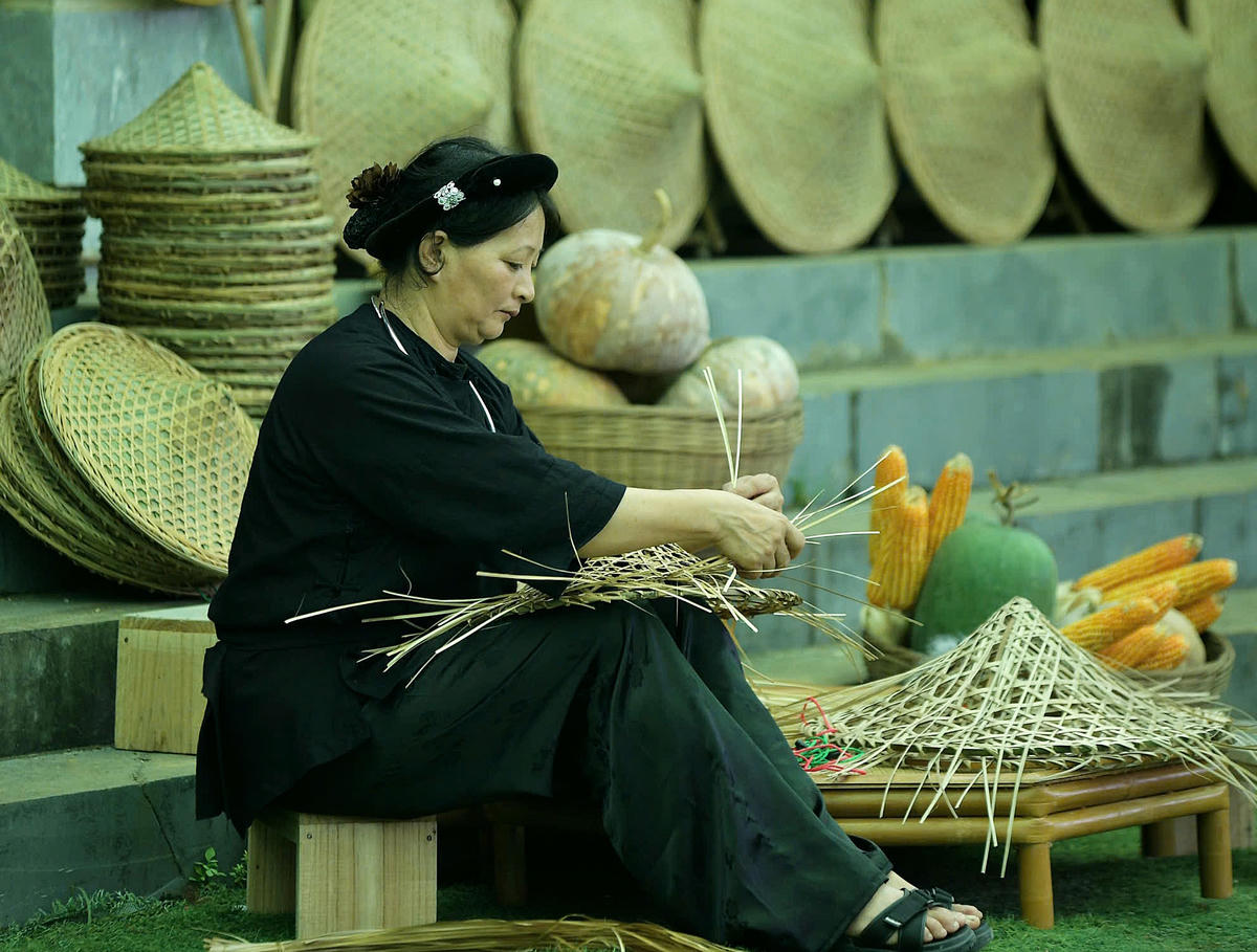 Nghệ nhân trình diễn nghề đan nón.