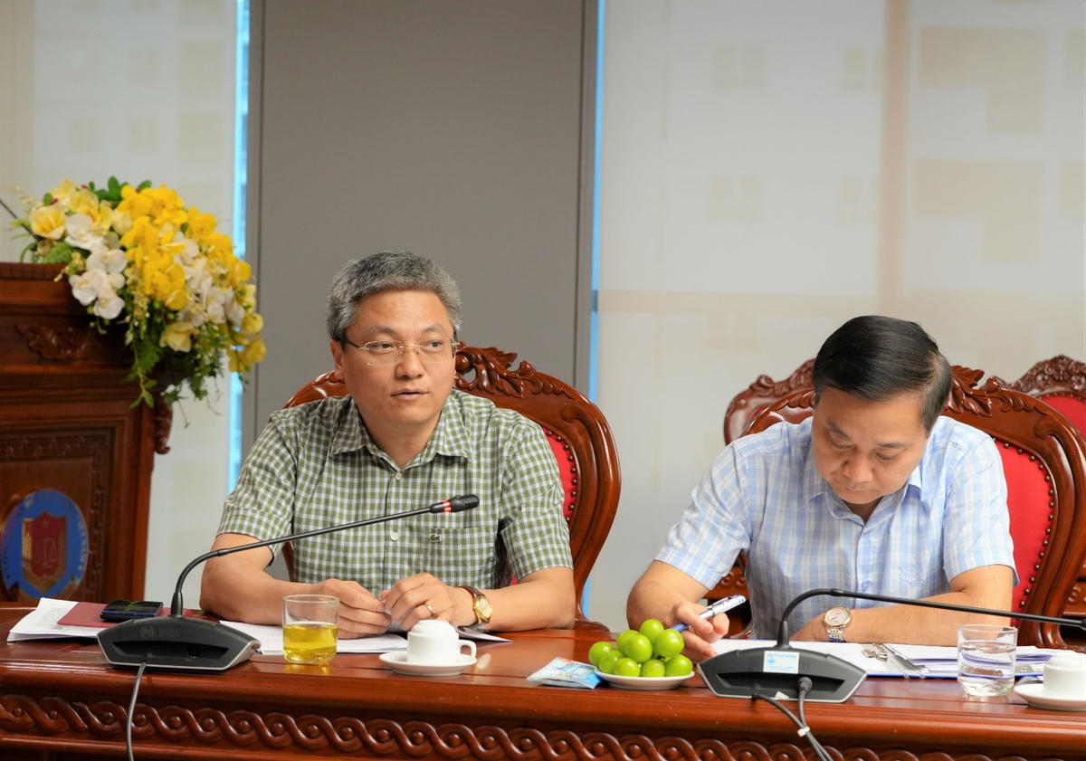 Ông Hoàng Văn Lương - Vụ trưởng Vụ Tổng hợp (bên trái) phát biểu tại Hội nghị. Ảnh: Q.Anh