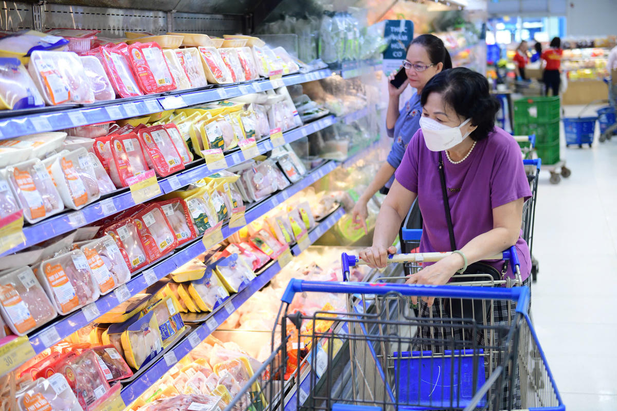 Các nhà bán lẻ hiện đại đưa ra hàng loạt chương trình giảm giá hàng hóa để kích cầu mua sắm. Ảnh: H.Đ