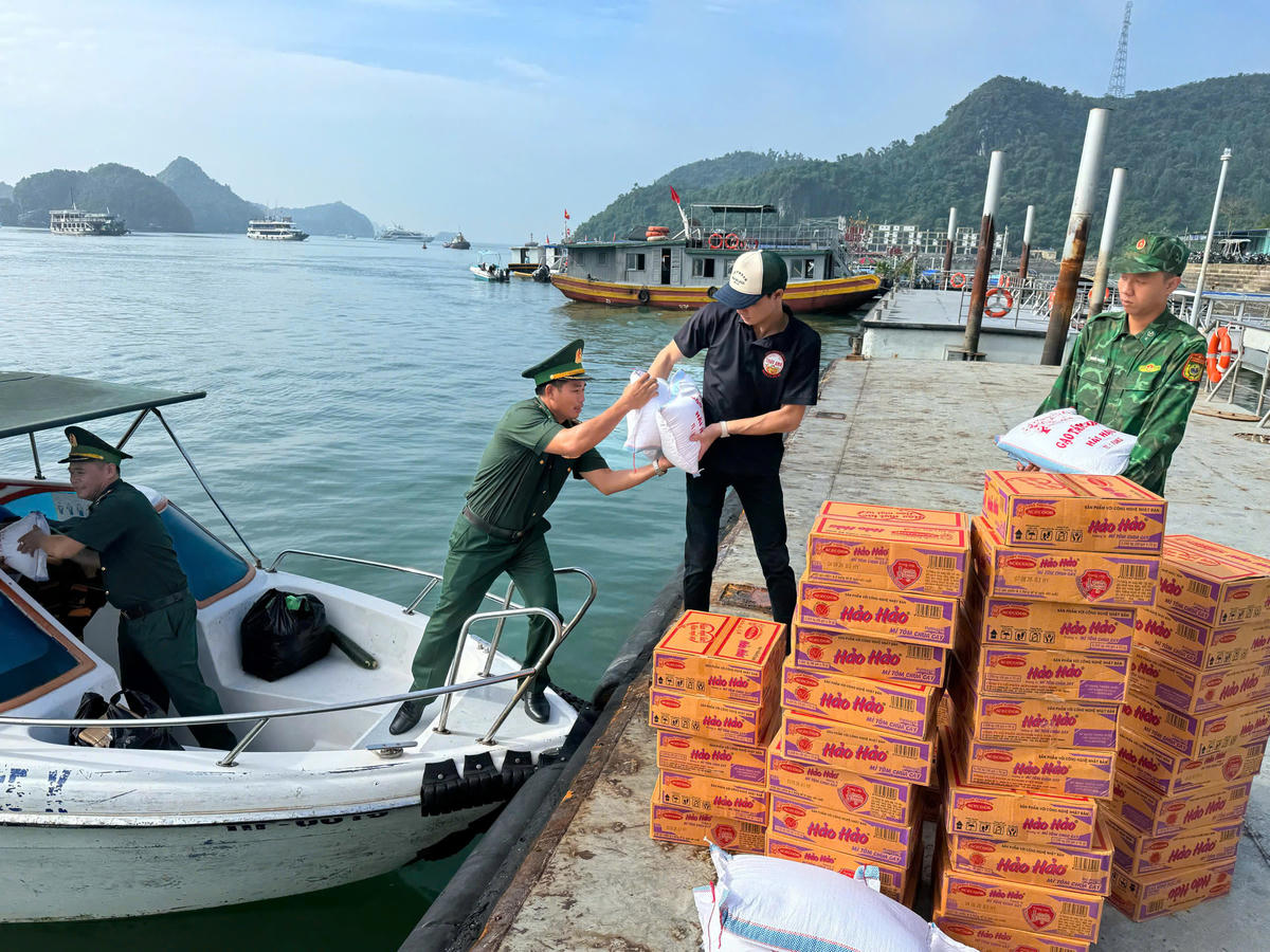 Cán bộ Đồn Biên phòng Cát Bà vận chuyển các vật phẩm thiết yếu hỗ trợ bà con Gia Luận. Ảnh: NK. 