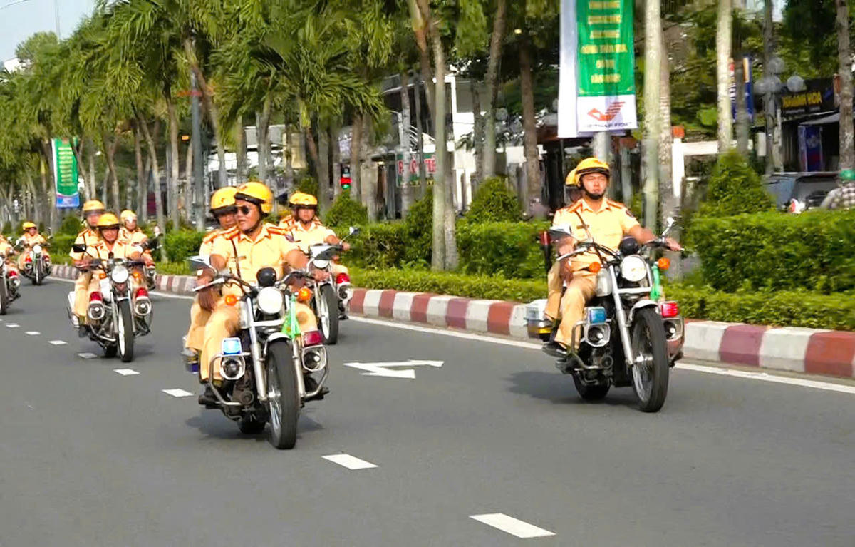 CSGT Công an Vĩnh Long ra quân xử lý vi phạm từ sớm góp phần kéo giảm tai nạn giao thông và bảo đảm trật tự, an toàn giao thông. (Ảnh: Phạm Hơn).