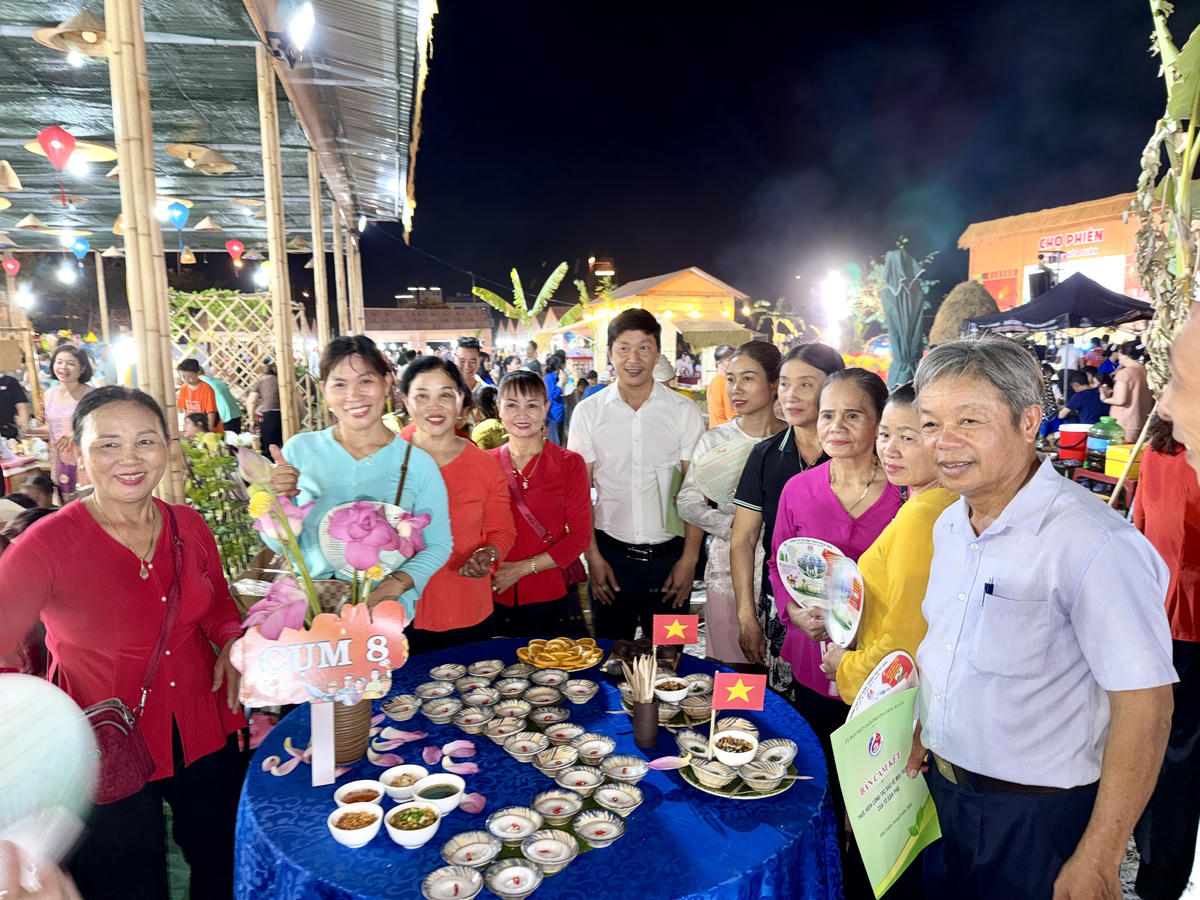 Hấp dẫn “Đấu trường bánh bèo” tại “Chợ phiên Làng trong phố”