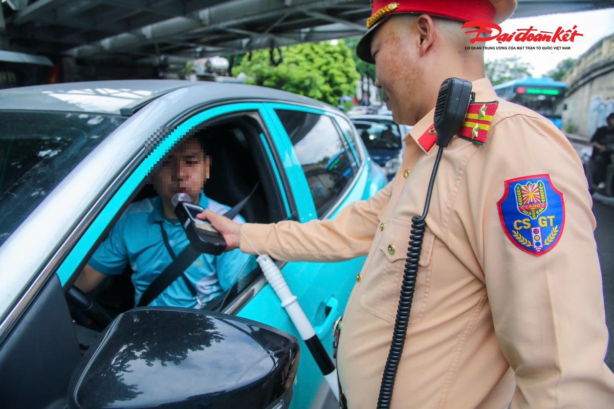 Lực lượng chức năng tập trung kiểm tra các phương tiện, xử lý nghiêm những hành vi vi phạm như điều khiển phương tiện sau khi sử dụng rượu, bia, không đội mũ bảo hiểm, chở quá số người quy định... Đây là những lỗi có nguy cơ cao gây tai nạn giao thông, đặc biệt trong thời điểm lưu lượng phương tiện và nhu cầu đi lại của người dân tăng cao.