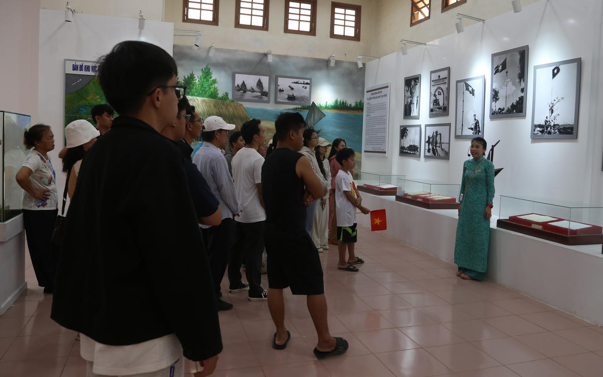 Du khách đến tham quan Khu di tích quốc gia đặc biệt Đôi bờ Hiền Lương - Bến Hải. Ảnh: Đỗ Văn.
