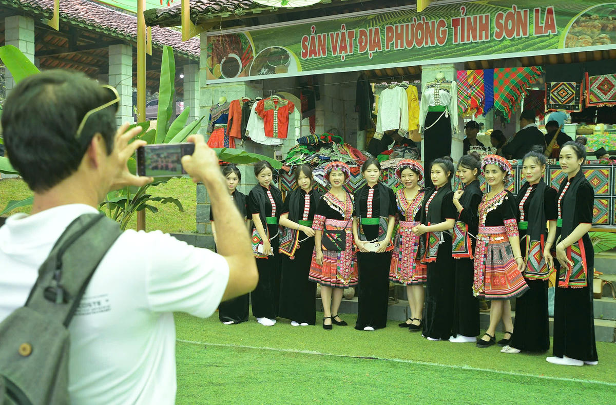 Du khách thích thú khám phá không gian văn hóa vùng cao. 