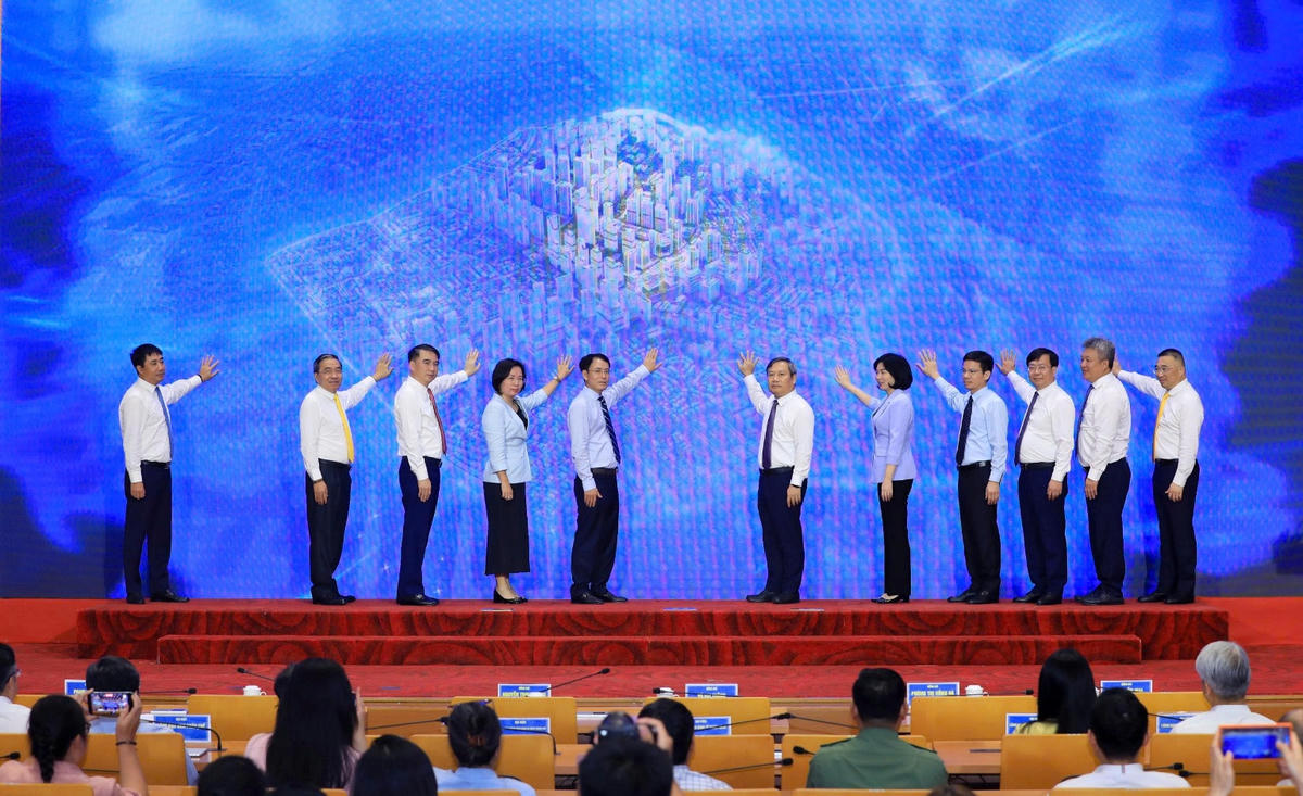 Lãnh đạo UBND thành phố Hà Nội và các chủ đầu tư thực hiện nghi lễ khởi công, khánh thành các dự án, công trình tiêu biểu trên địa bàn.
