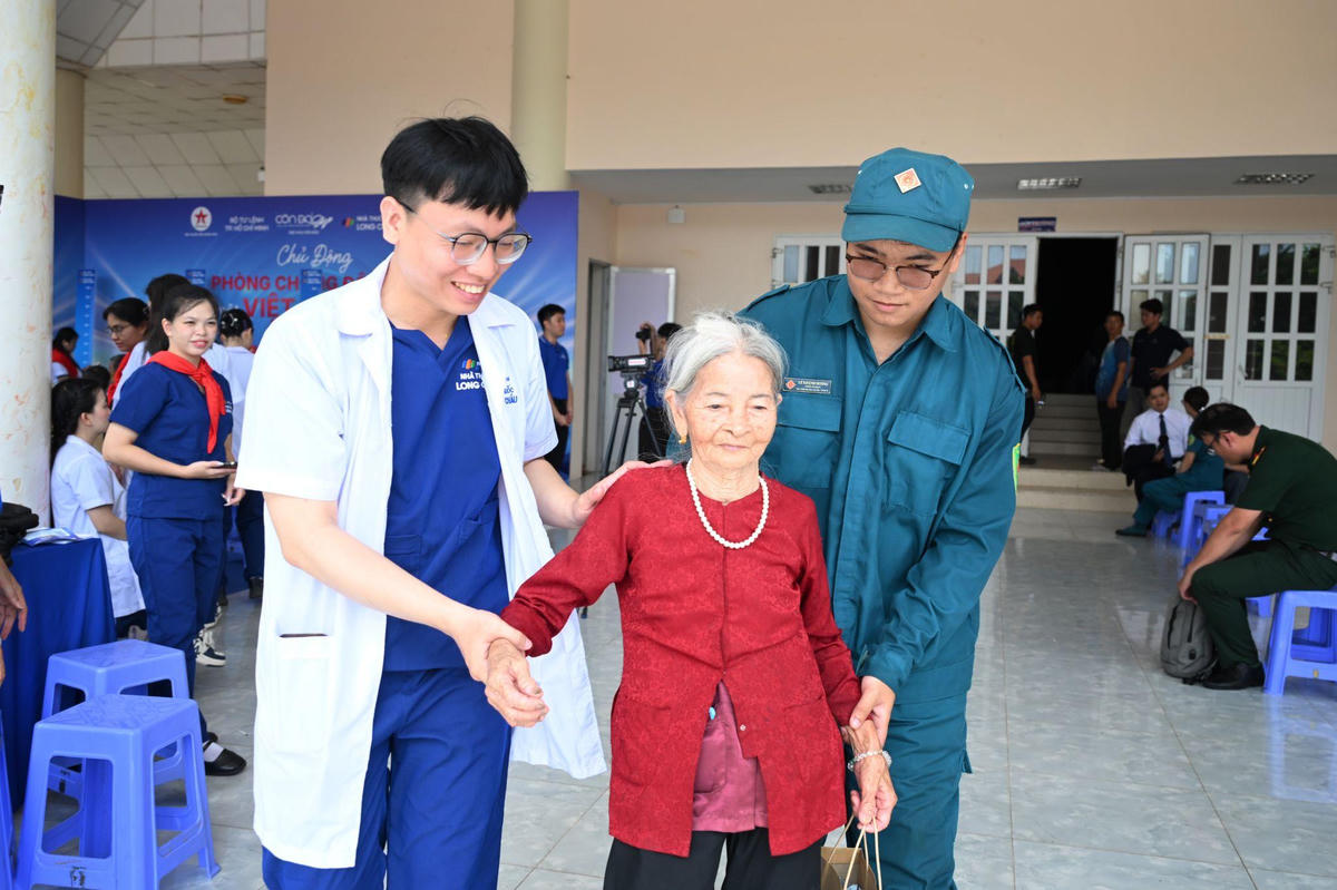 Trên tinh thần “Vì một Việt Nam khỏe mạnh”, Long Châu nỗ lực đưa các hoạt động chăm sóc sức khỏe thiết thực đến gần hơn với người dân. Ảnh: Hoàng Khánh.
