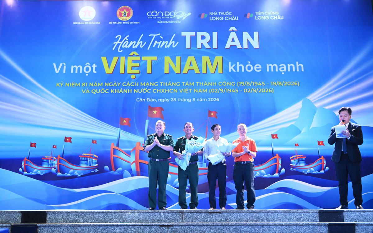 Ông Hoàng Trung Kiên - Tổng Giám đốc FPT Retail (ngoài cùng bên phải) và các đại biểu. Ảnh: Hoàng Khánh.