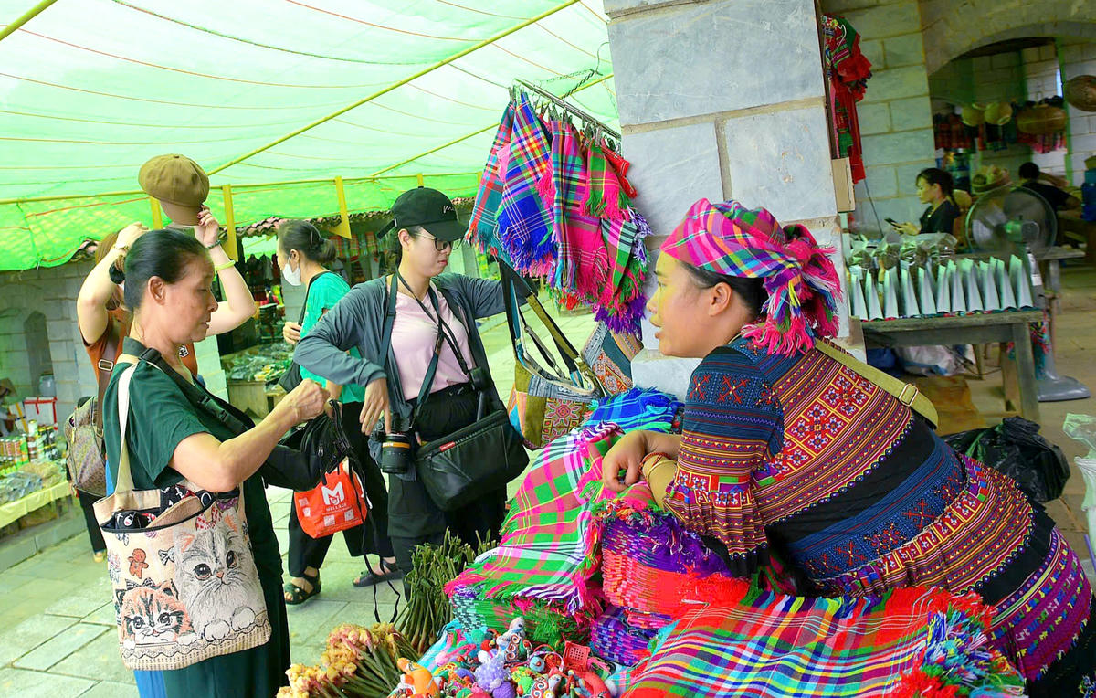 Những gian hàng của các đồng bào hấp dẫn du khách.