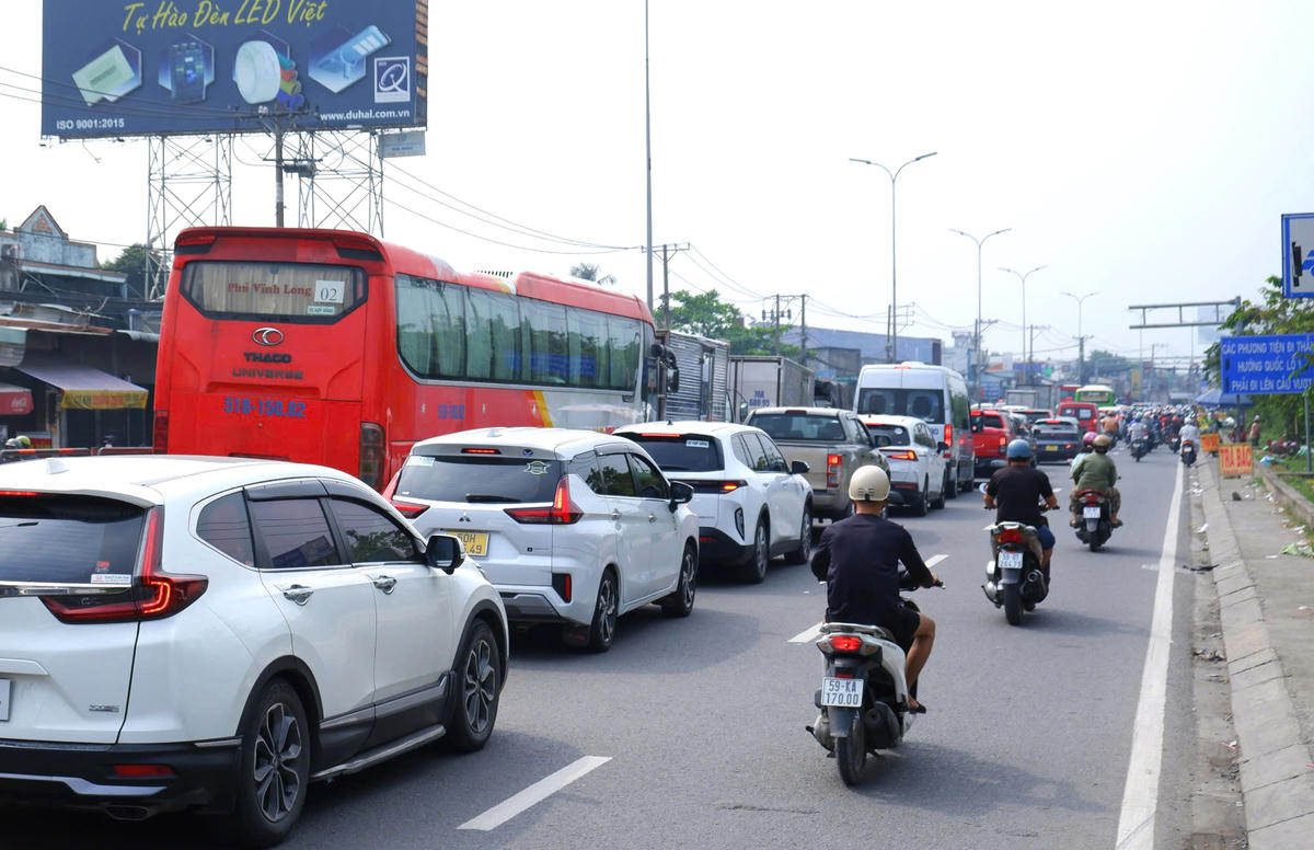 Khu vực phía Nam của TPHCM, lưu lượng phương tiện cũng đông đúc nhưng tài xế có thể di chuyển chậm. Ảnh: H.N.