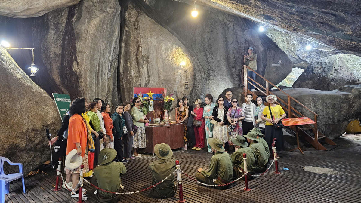 Du khách được nghe những câu chuyện huyền thoại, lịch sử hào hùng… chiêm ngưỡng bảo tàng quân khí đa dạng nhất tại khu vực biên giới Tây Nam. Ảnh: Thanh Tiến.