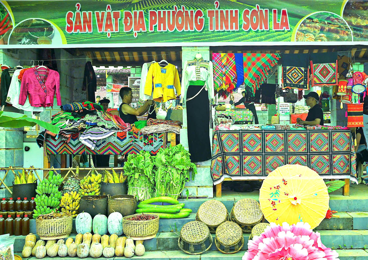 Những gian hàng rực rỡ sắc màu tại Chợ phiên vùng cao phía Bắc.