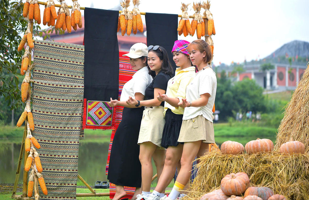 Chợ phiên là nơi gặp gỡ, giao lưu và kết nối các giá trị văn hóa. 
