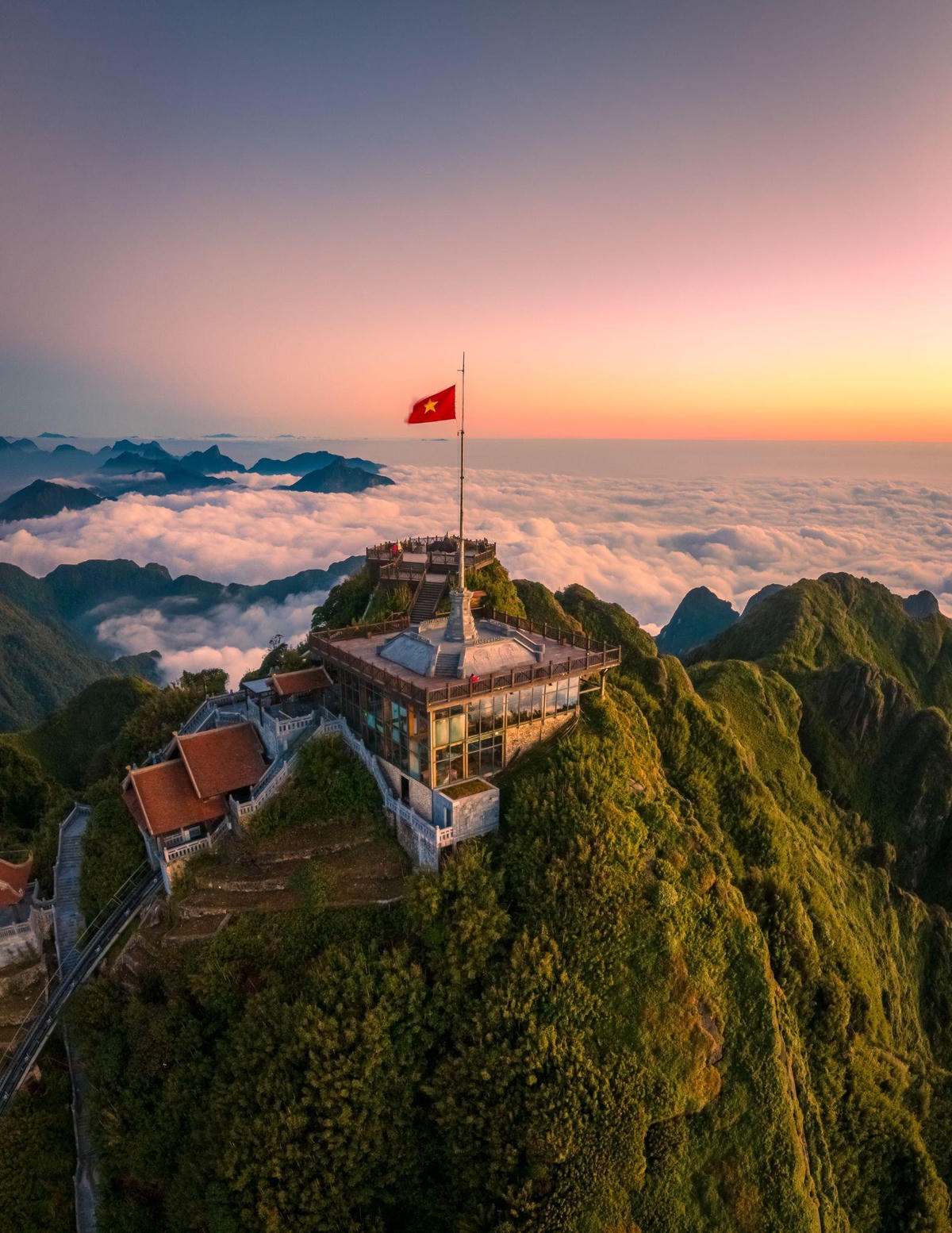 Biển mây bồng bềnh trên nóc nhà Đông Dương.