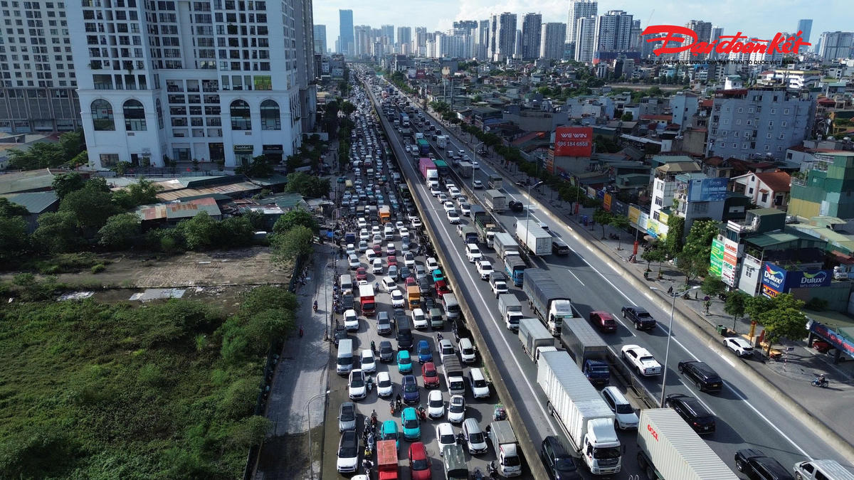Trên Vành đai 3 trên cao và các trục đường kết nối, dòng xe nối dài. Phía dưới, tại các nút giao, lực lượng chức năng vẫn kiên trì bám đường, quan sát từng hướng di chuyển để kịp thời điều chỉnh dòng phương tiện.