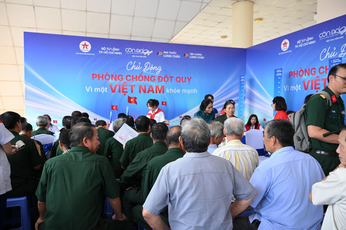 Long Châu tổ chức chuỗi hoạt động dự phòng đột quỵ, kiểm tra sức khỏe miễn phí cho người dân Côn Đảo. Ảnh: Hoàng Khánh.