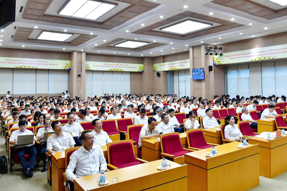 Một buổi học Nghị quyết trực tiếp và trực tuyến của Đảng ủy KTNN