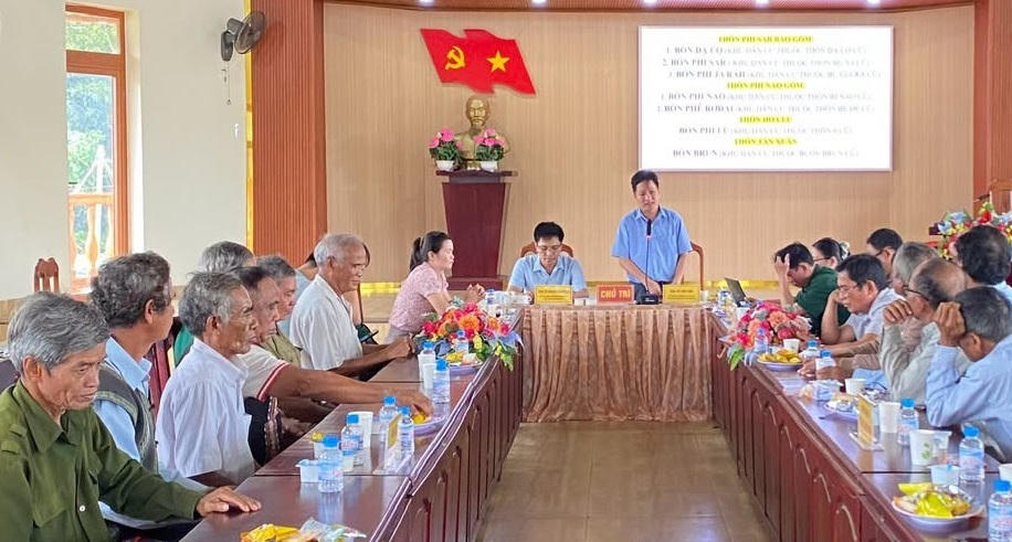 Quang cảnh hội nghị gặp mặt các già làng, người có uy tín tiêu biểu trong vùng đồng bào dân tộc thiểu số xã Cát Tiên 3.