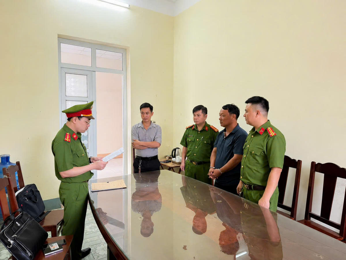 Lực lượng chức năng đọc các quyết định liên quan đến Nguyễn Văn Khang. Ảnh: Công an tỉnh Phú Thọ.
