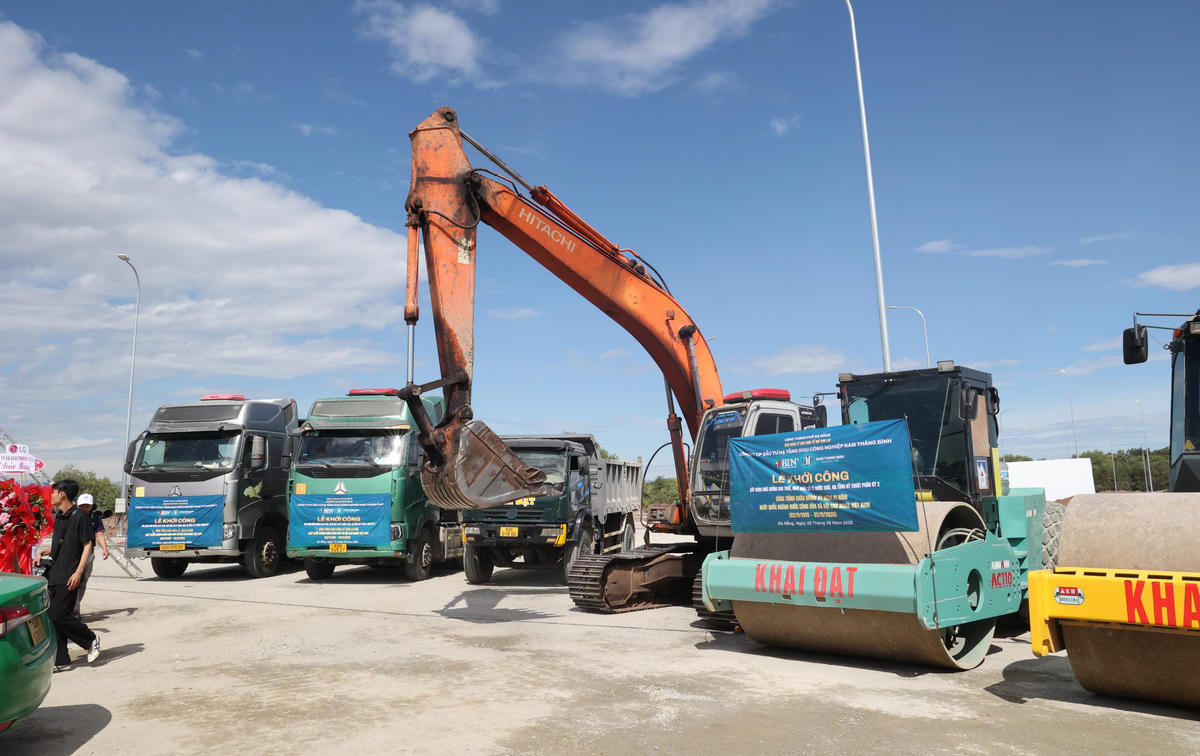 Máy móc thực hiện thi công xây dựng Nhà xưởng cho thuê, Nhà máy xử lý nước thải và Hạ tầng kỹ thuật Phân kỳ 2. Ảnh: Tấn Thành.