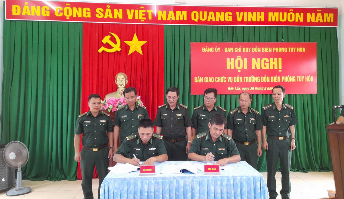Trung tá Nguyễn Thành Luân và Trung tá Nguyễn Đức Nam ký bàn giao chức trách, nhiệm vụ Đồn trưởng Đồn Biên phòng Tuy Hòa. Ảnh: Xuân Điền