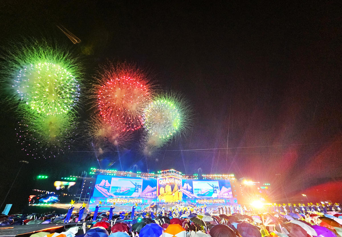 Chương trình nghệ thuật “Quảng Ninh – Thành phố rạng rỡ tương lai” gồm 4 chương, là hành trình xuyên suốt từ chiều sâu lịch sử, truyền thống văn hóa đến những thành tựu trong công cuộc đổi mới và khát vọng phát triển trong tương lai.