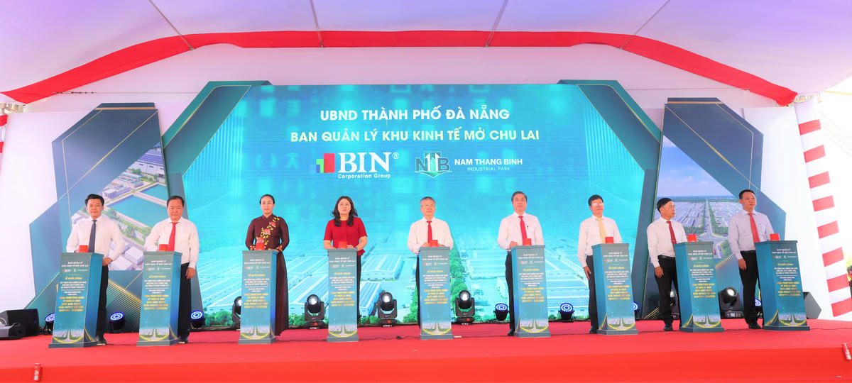 Các đại biểu thực hiện nghi thức bấm nút khởi công xây dựng Nhà xưởng cho thuê, Nhà máy xử lý nước thải và Hạ tầng kỹ thuật Phân kỳ 2. Ảnh: Chí Đại.
